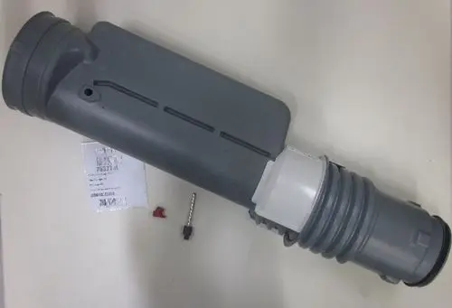 Graues Abgasrohr von Remeha mit einem Anschlussstück und einer Gummidichtung, geeignet für bestimmte Gasgeräte. Teil eines Wärmesystems.